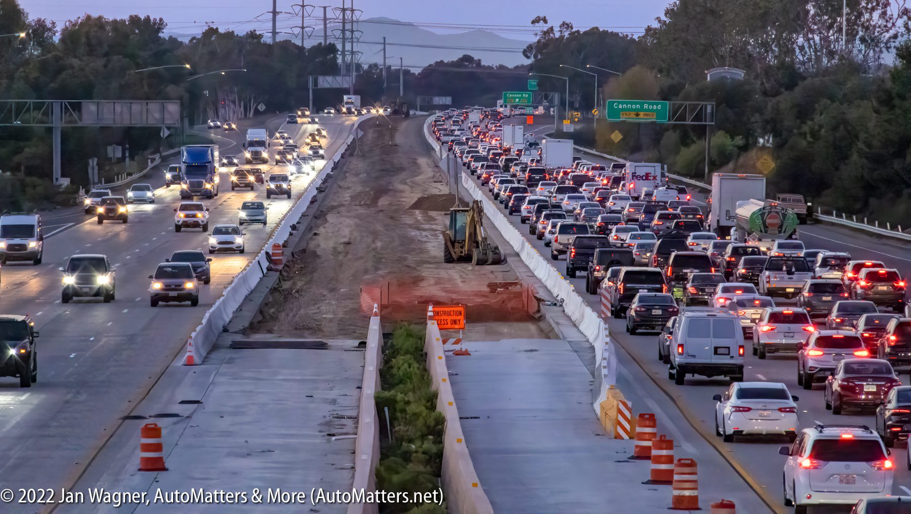 02040-20220308 I-5 traffic between Encinitas &amp; Carlsbad-includes HOV lane construction &amp; signage-24-240mm-R3