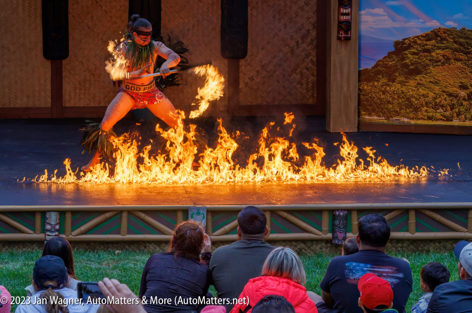 02177-20230430 San Diego SeaWorldóBrazilian Carnivale Dancers &amp; soccer acrobat+Chinese Lion Dancers+Mariachi Band+Polynesian Fire Dancers-R3