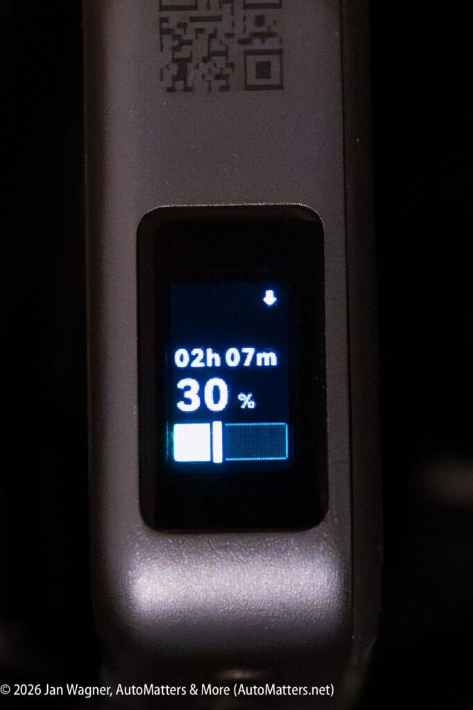 A digital screen displays “02h 07m” remaining and “30%” battery with a partially filled battery icon.