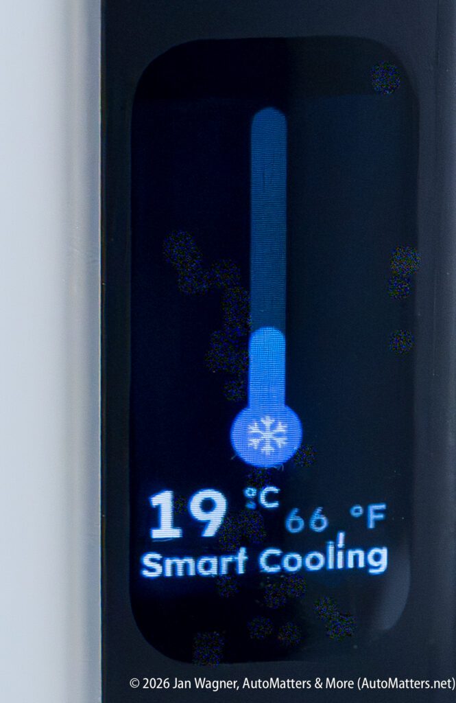 Digital display showing a temperature of 19°C (66°F) with a snowflake icon and the text “Smart Cooling.”.